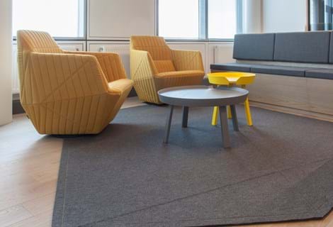 Power office_20, filttæppe under gul stol